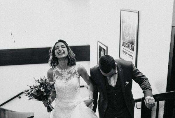 Entrée à la mairie des mariés lors de leur mariage à Urrugne, au Pays basque