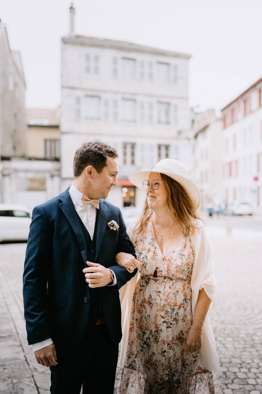 Le marié accompagné par sa mère à l'église Saint-André à Bayonne lors d'un mariage au Pays basque