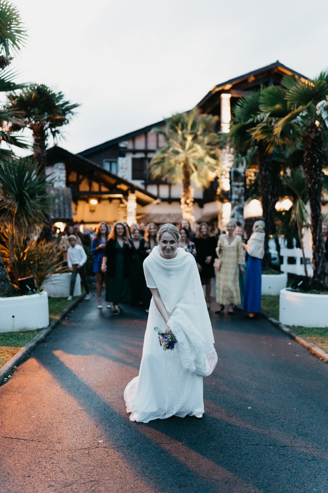 Lancé du bouquet de la mariée lors de son mariage au domaine Santamaria de Villefranque au Pays basque