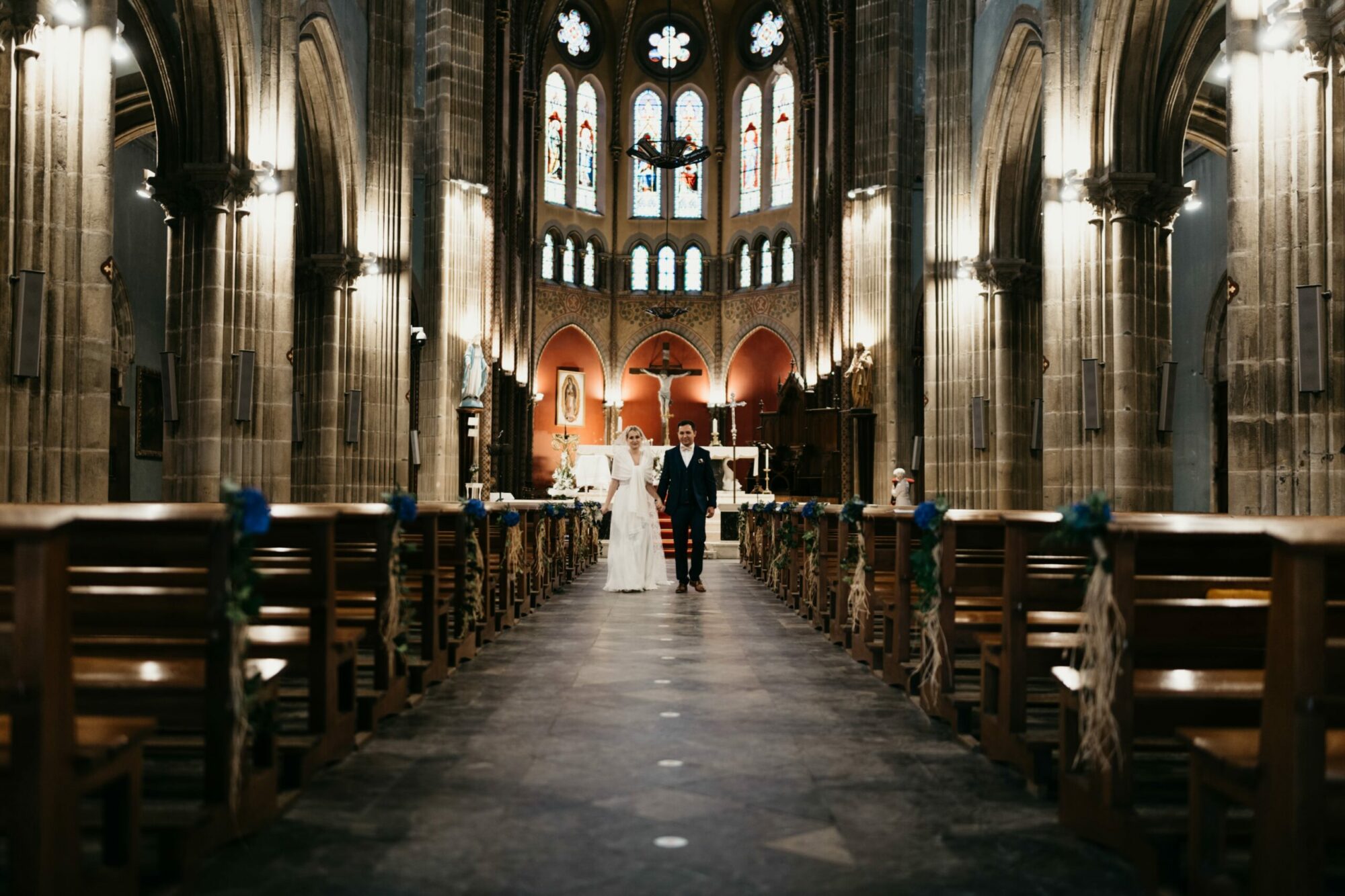 Sortie des mariés lors d'une cérémonie religieuse à l'église Saint-André de Bayonne