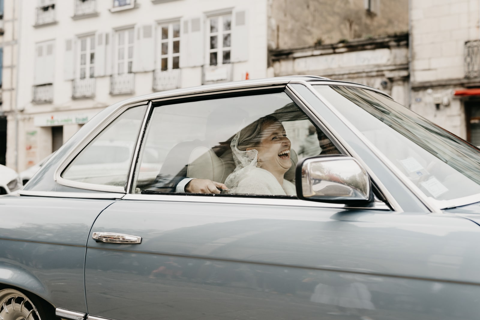 Arrivée des mariés à l'église Saint-André de Bayonne en plein fou rire