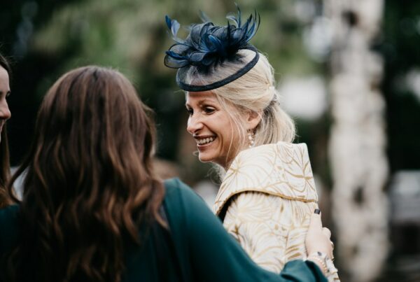 Portrait de la mère de la mariée à la volée lors d'un mariage au Pays basque