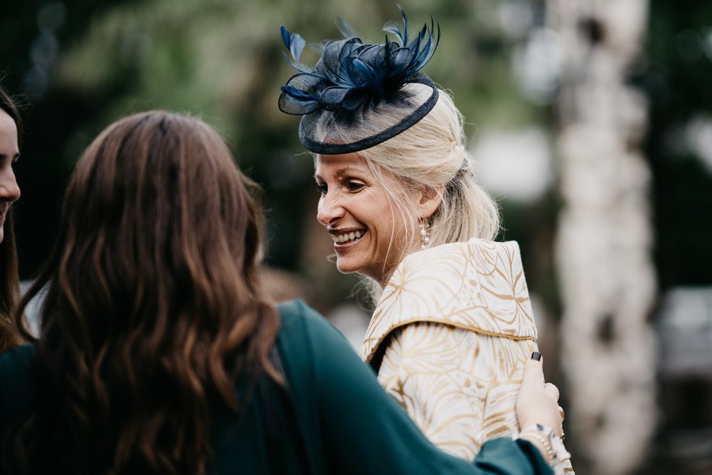 Portrait de la mère de la mariée à la volée lors d'un mariage au Pays basque