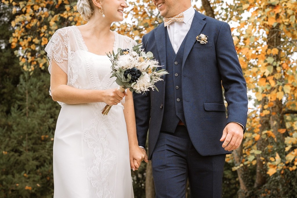 Séance couple pour ces mariés lors de leur mariage en automne au Pays basque
