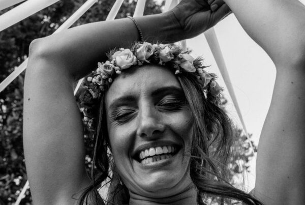 Lancer du bouquet revisité lors d'un mariage au Pays basque