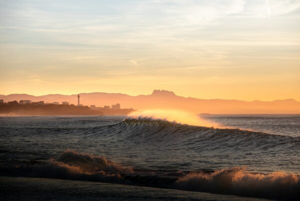 Vagues au coucher du soleil à Abgklet