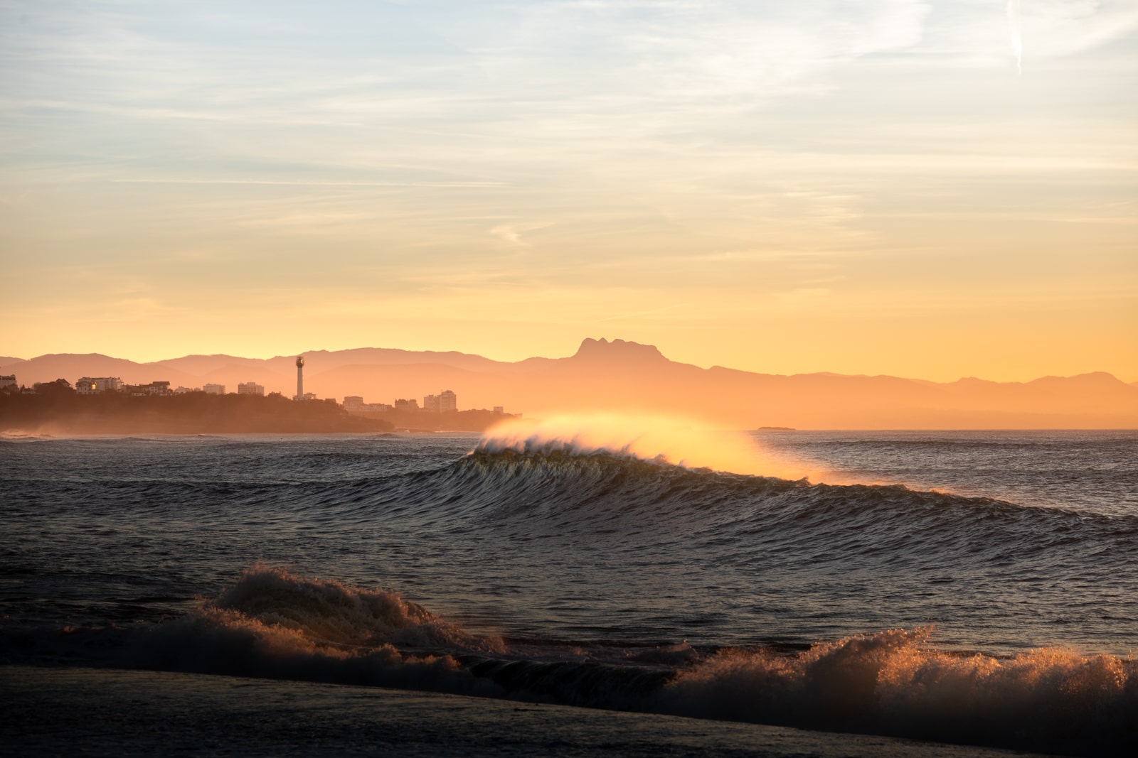 Vagues au coucher du soleil à Abgklet