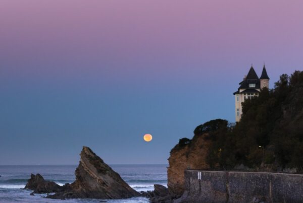 Pleine lune et ville Belza au lever du soleil