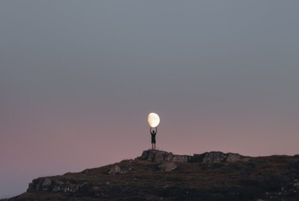 La lune portée par un sujet sur une montagne