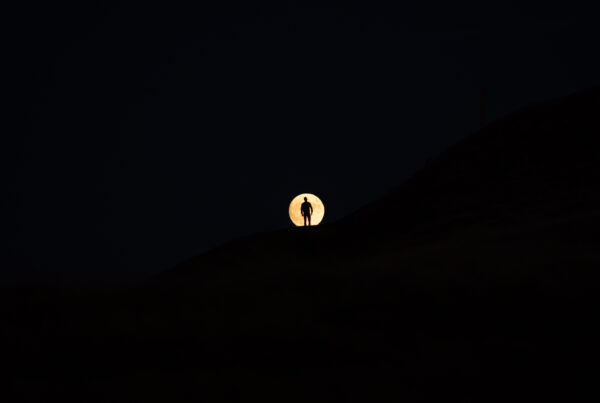 Silhouette et lune