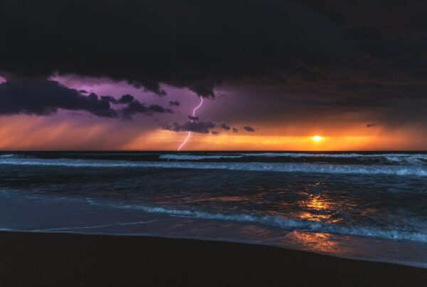 Orage sur la côte basque au moment du coucher du soleil