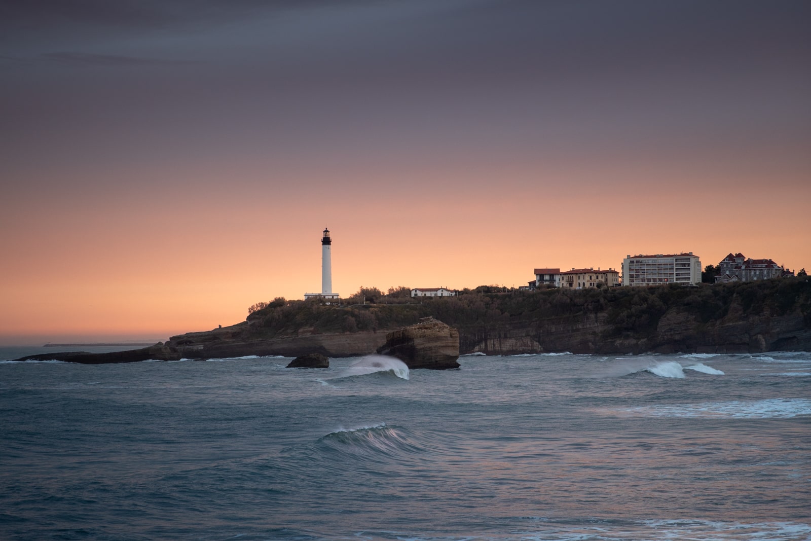 Phare de Biarritz et grande plage au lever du soleil