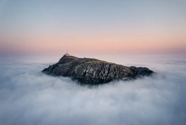 la Rhune entourée d'une mer de nuages prise en drone