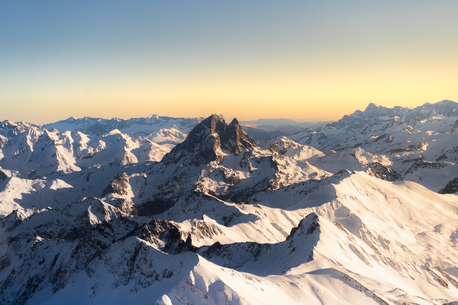 Pic du midi d'Ossau vu depuis un avion