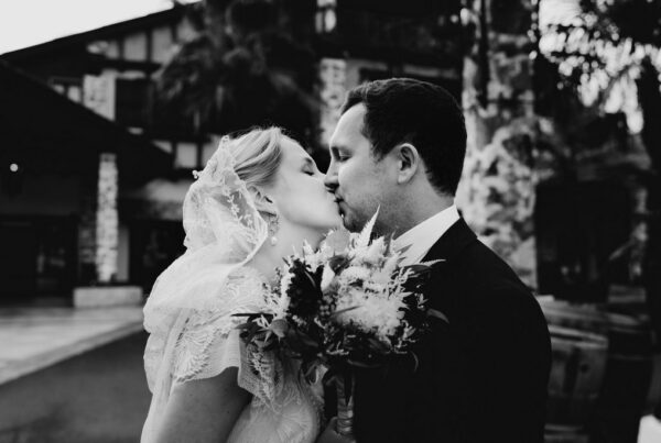 Séance couple des mariés lors d'un mariage au Pays basque