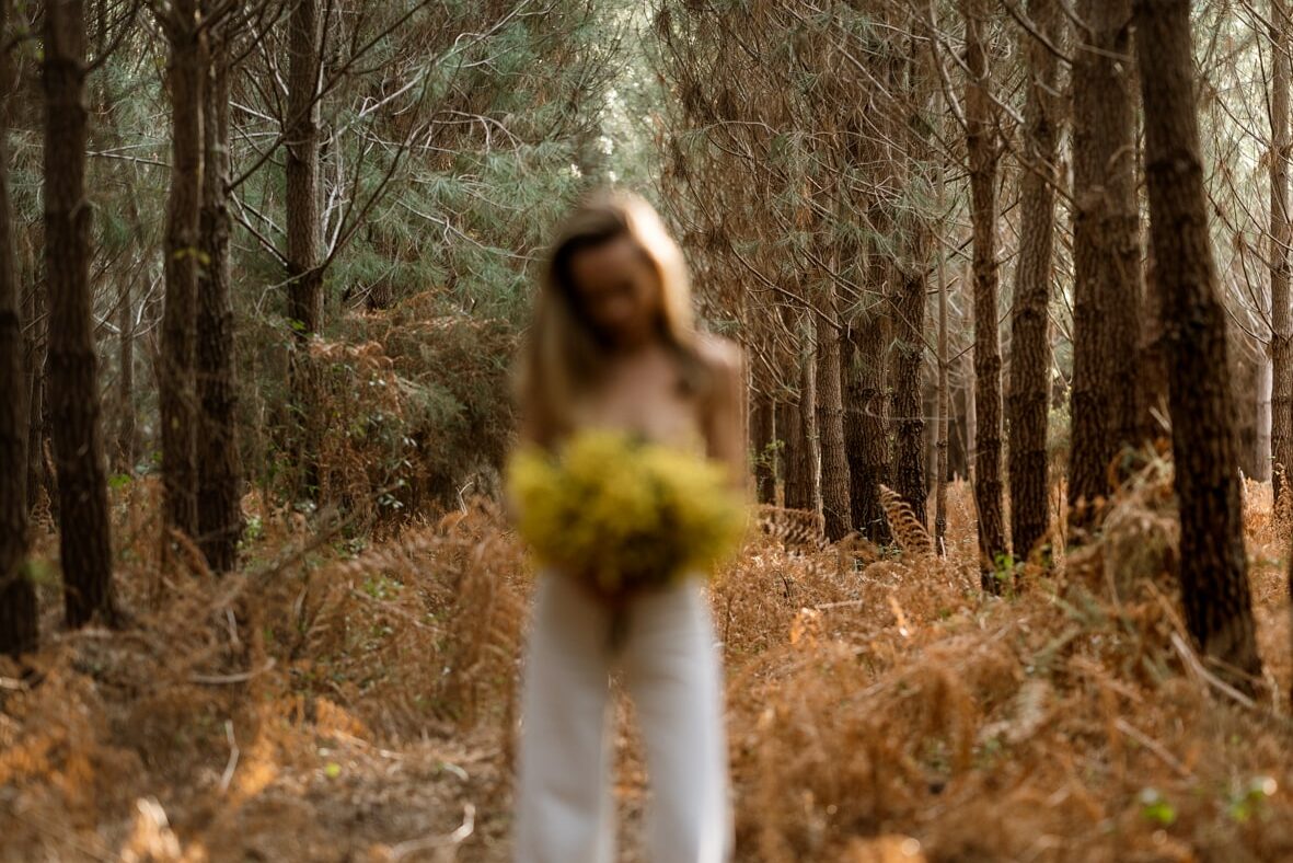 shooting portrait mimosa - shooting inspiration fleurs pays basque - shooting mannequin fleurs plus basque - shooting mannequin biarritz