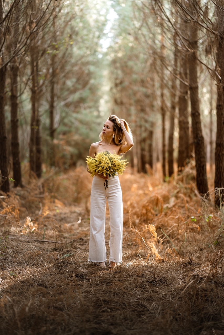 shooting portrait mimosa - shooting inspiration fleurs pays basque - shooting mannequin fleurs plus basque - shooting mannequin biarritz
