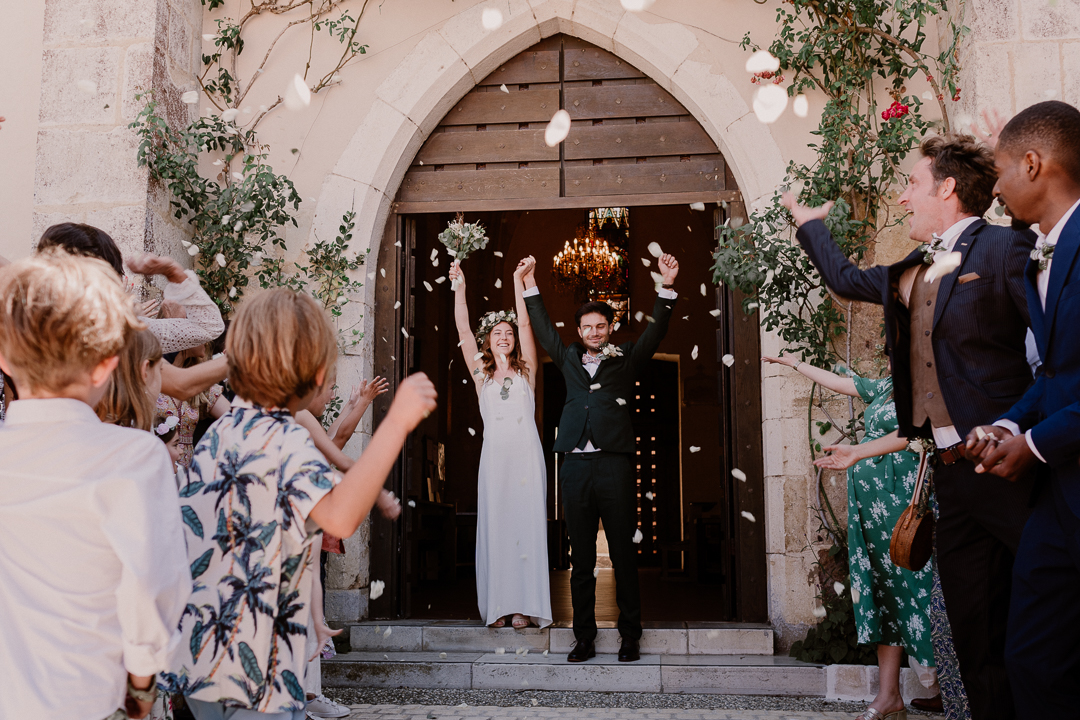 cérémonie religieuse mariage - photographe mariage pays basque landes - photo mariés sortie église - sortie église mariage fleurs